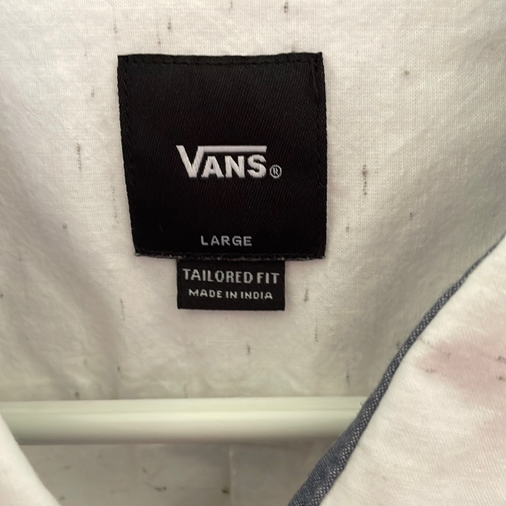 Mens Short sleeve cotton Vans shirt. Never worn. Tailored fit Large.